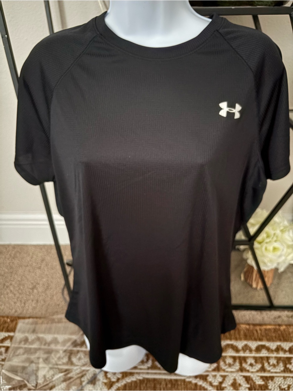 Under Armour Loose Coupe Heat Gear womens v-neck black t-shirt size LG